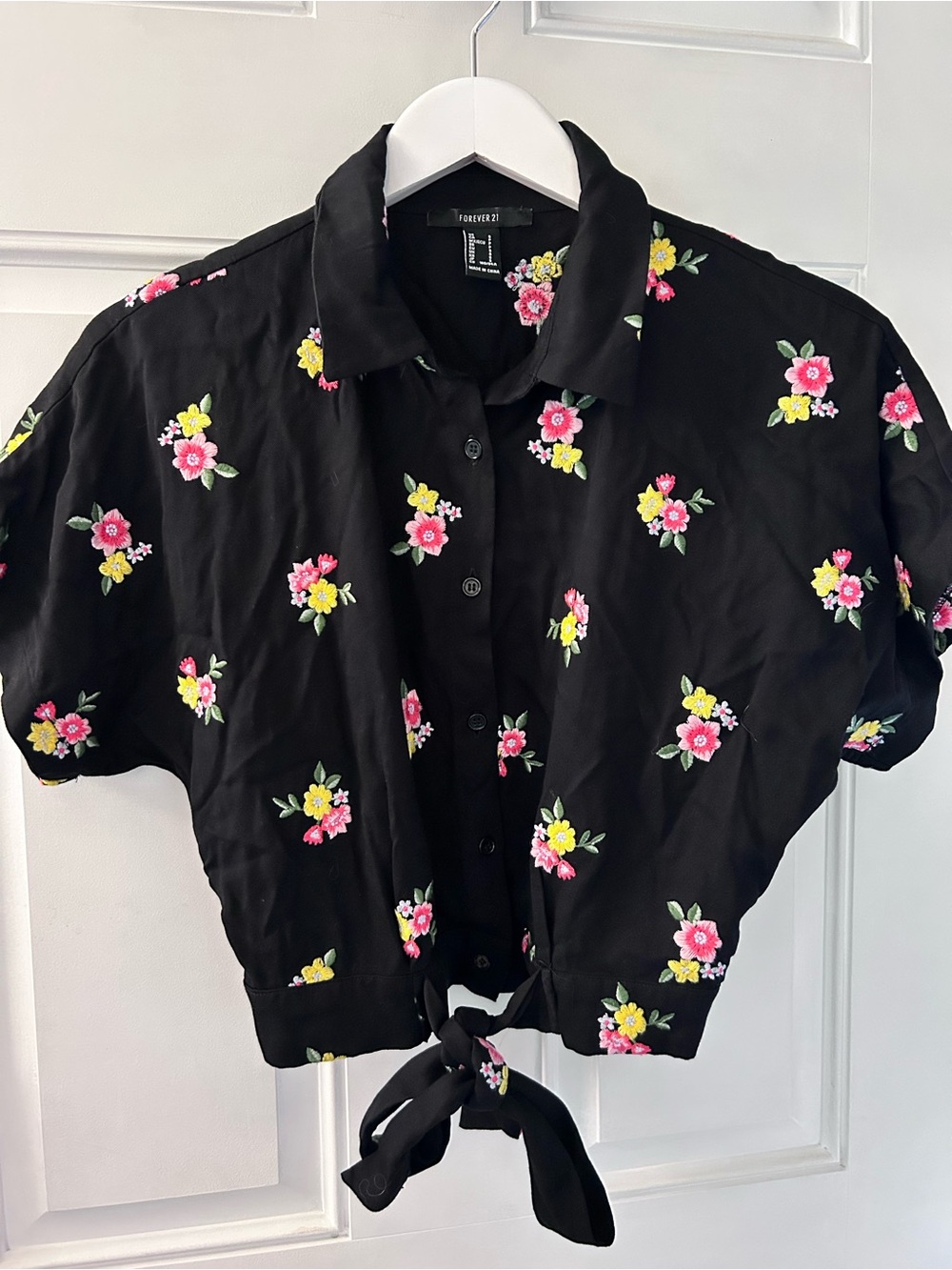 Forever 21 Black Floral Tie-Hem Button-Front Blouse